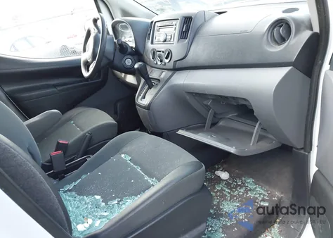 2015 Nissan Nv200 Sv z USA, uszkodzony, nr VIN 3N6CM0KN4FK697312